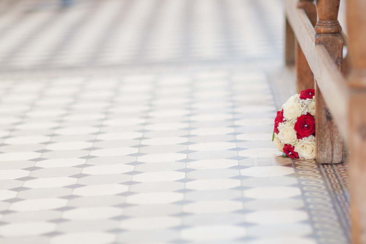 Bouquet de la mariée sur le carrelage froid de l'église