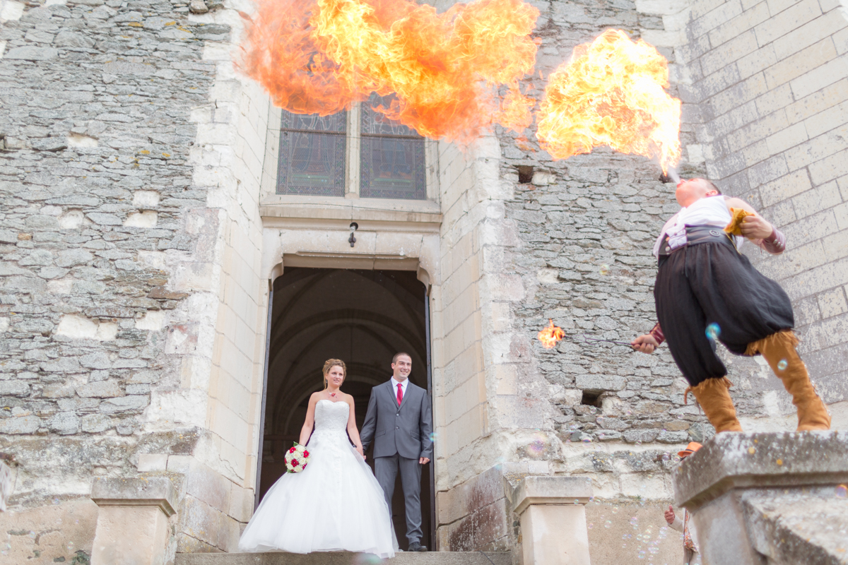 Sortie d'église sous les flammes