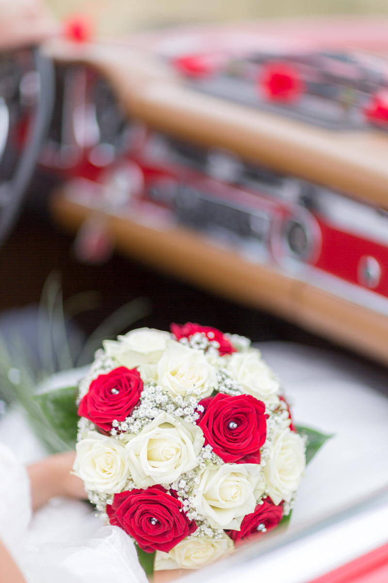 Bouquet de mariée, roses rouges et blanches