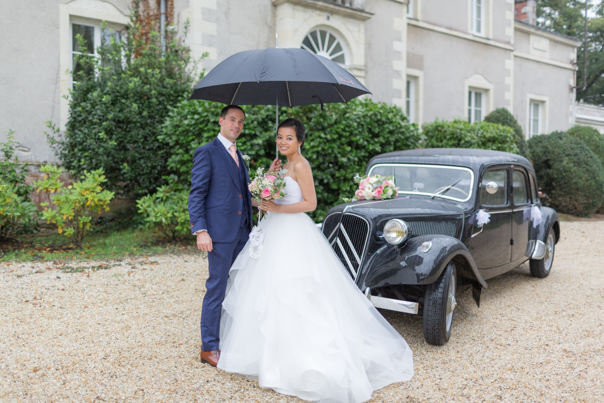 Séance de couple sous la pluie