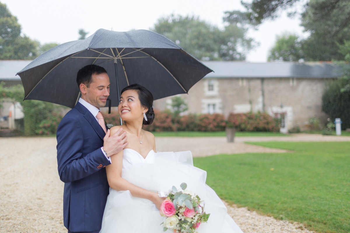 Séance de couple sous la pluie